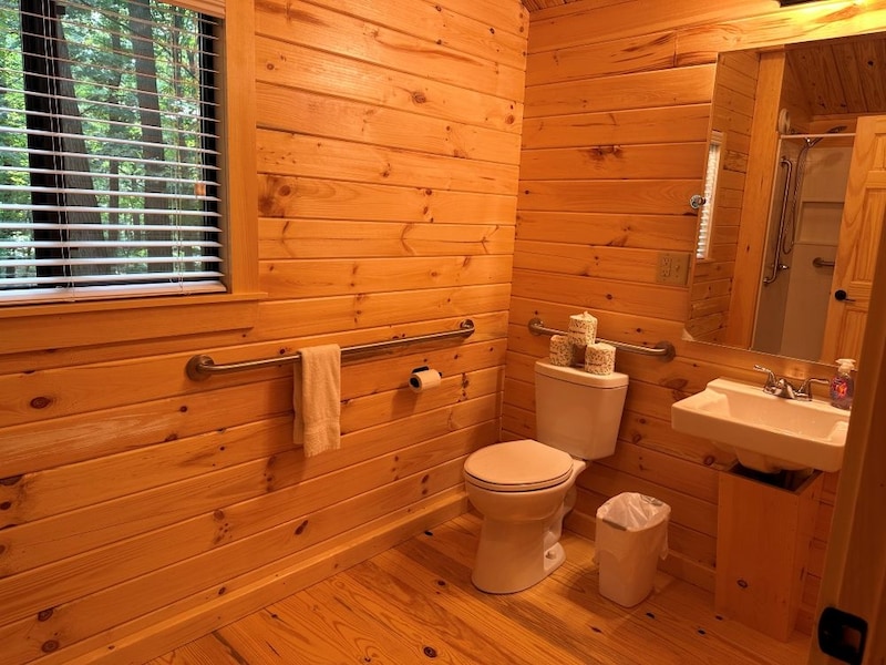 Cindy Bear™ Deluxe Cabin ADA-7